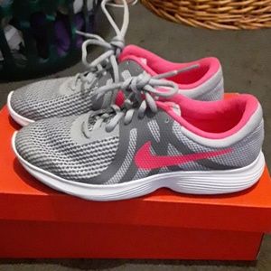 Womens size 6.5 nike revolution shoes brandnew